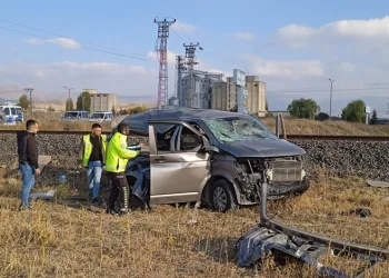 Yolcu treni minibüse çarptı: 2 yaralı