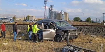 Yolcu treni minibüse çarptı: 2 yaralı
