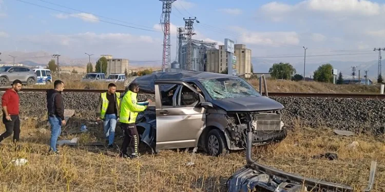 Yolcu treni minibüse çarptı: 2 yaralı