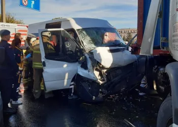 İzmir’de feci kaza: 1’i ağır 6 cezaevi personeli yaralı