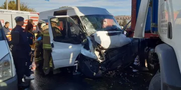 İzmir’de feci kaza: 1’i ağır 6 cezaevi personeli yaralı