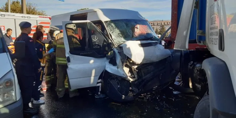 İzmir’de feci kaza: 1’i ağır 6 cezaevi personeli yaralı