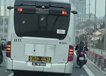 Metrobüs, motosikletliye siper oldu