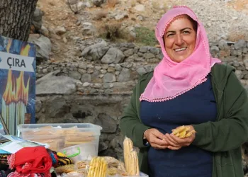 Mum satarak evini geçindiriyor