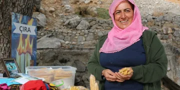 Mum satarak evini geçindiriyor
