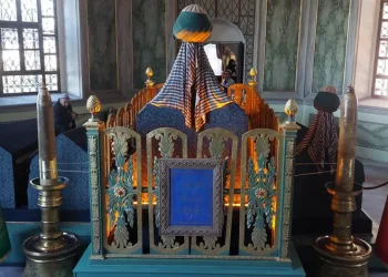 Bursa Emir Sultan’daki tarihi mumlar yerine kondu
