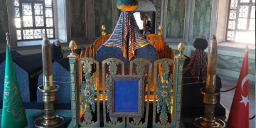 Bursa Emir Sultan’daki tarihi mumlar yerine kondu