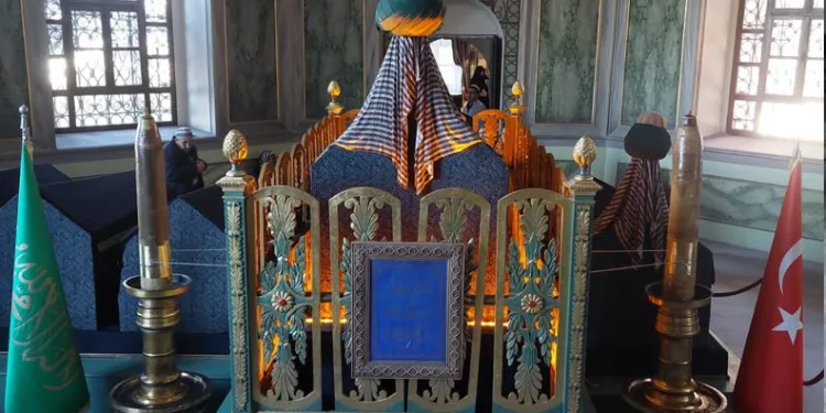 Bursa Emir Sultan’daki tarihi mumlar yerine kondu