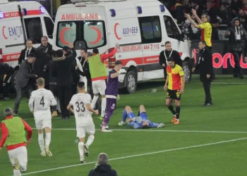 İzmir derbisinde olaylar çıktı: Kaleci Özer yaralandı