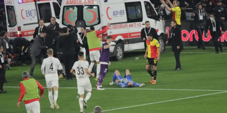 İzmir derbisinde olaylar çıktı: Kaleci Özer yaralandı