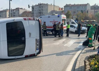 Bursa’da otomobilin çarptığı minibüs devrildi