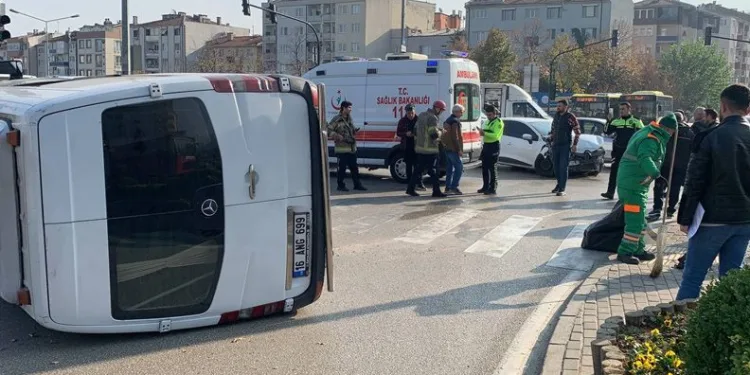 Bursa’da otomobilin çarptığı minibüs devrildi