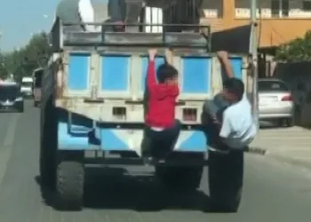 Adıyaman’da traktör römorkuna asılan çocuk ölümden döndü