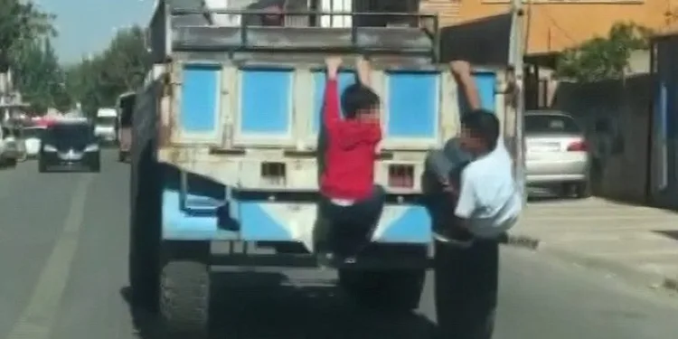 Adıyaman’da traktör römorkuna asılan çocuk ölümden döndü