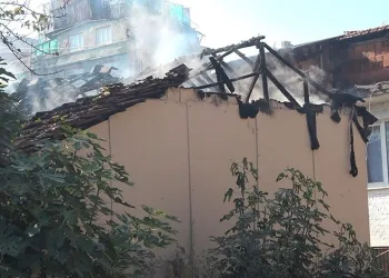 Bursa’da tek katlı ev alev alev yandı