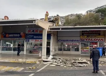 İstanbul’da şiddetli rüzgar yazıhanenin çatısını uçtu