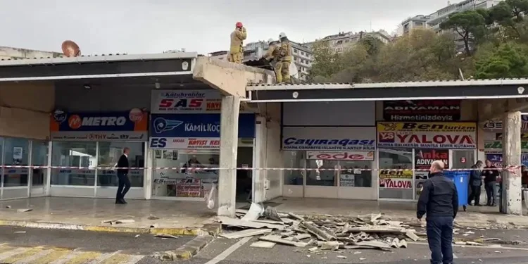 İstanbul’da şiddetli rüzgar yazıhanenin çatısını uçtu