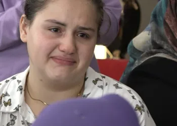 Annesini virüsten kaybeden Azra gözyaşlarını tutamadı