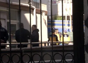 Eşini silahla vurarak öldürdü