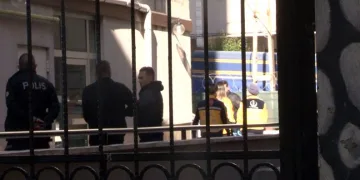 Eşini silahla vurarak öldürdü
