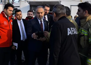 Alinur Aktaş, yanan tekstil fabrikasını inceledi