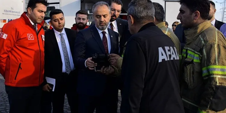 Alinur Aktaş, yanan tekstil fabrikasını inceledi