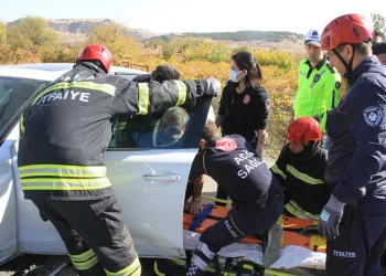 Manisa’da iki otomobil kavşakta çarpıştı: 1’i ağır 4 yaralı
