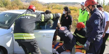 Manisa’da iki otomobil kavşakta çarpıştı: 1’i ağır 4 yaralı