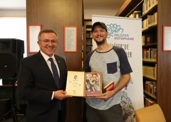 Oyuncu Öner Erkan öğrencilere Sait Faik okudu