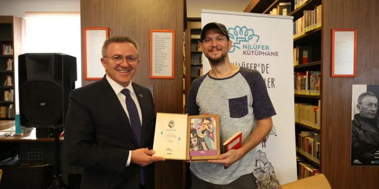 Oyuncu Öner Erkan öğrencilere Sait Faik okudu