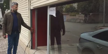 Çalacak bir şey bulamayınca kapıyı çaldı