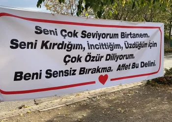 Bursa’da eşinden özür dilemek için pankart astı