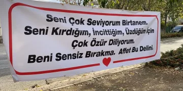 Bursa’da eşinden özür dilemek için pankart astı