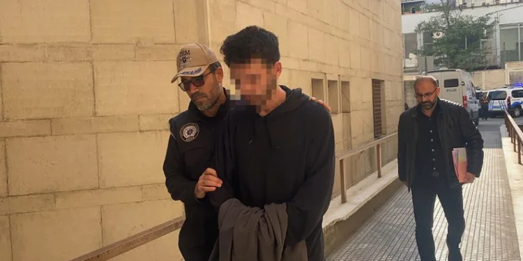 Feribotu kaçırıp bomba ihbarı yapan şahıs adliyeye sevk edildi