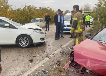 Bursa’da otomobiller kafa kafaya çarpıştı