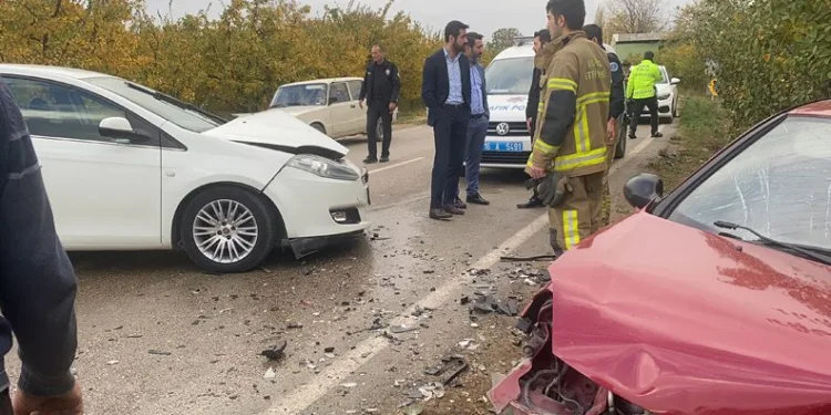 Bursa’da otomobiller kafa kafaya çarpıştı
