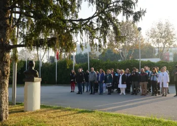 BPlas ve Line TV personelinden Atatürk’e saygı duruşu