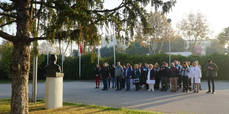 BPlas ve Line TV personelinden Atatürk’e saygı duruşu