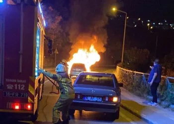 Bursa’da seyir halindeki otomobil alev alev yandı