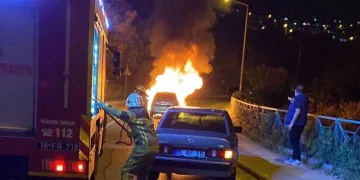 Bursa’da seyir halindeki otomobil alev alev yandı