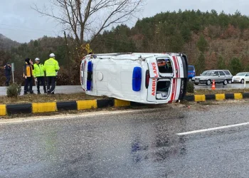 Kastamonu’da ambulans devrildi: 3 yaralı