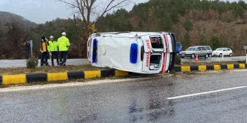 Kastamonu’da ambulans devrildi: 3 yaralı