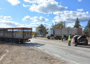Antalya’da kamyonla çarpışan otomobilin sürücüsü ağır yaralandı
