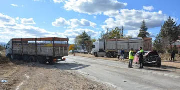 Antalya’da kamyonla çarpışan otomobilin sürücüsü ağır yaralandı