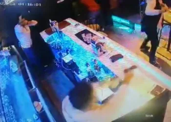 İzmir’de gece kulübünde silahlı kavga dehşeti