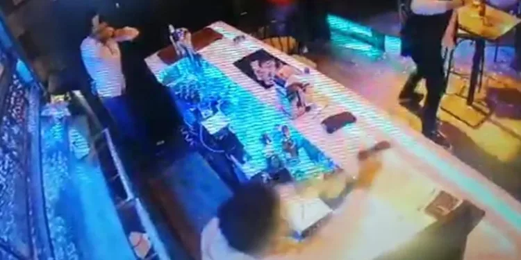 İzmir’de gece kulübünde silahlı kavga dehşeti