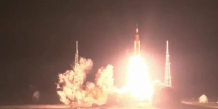 NASA’nın Orion uzay aracını taşıyan Artemis I başarıyla fırlatıldı