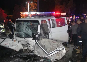 Kamyonet minibüsle çarpıştı: 22 yaralı