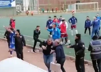 Bursa’da amatör maçta bir polis ile bir futbolcu yaralandı