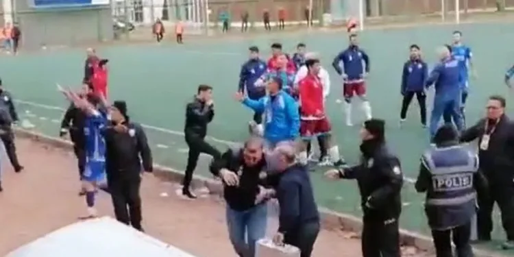 Bursa’da amatör maçta bir polis ile bir futbolcu yaralandı